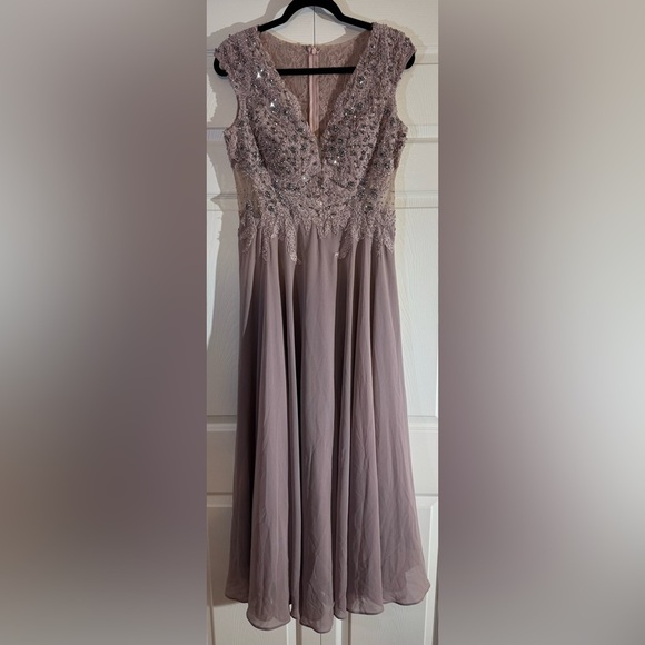 Mac Duggal Women's Appliqued Cap Sleeve Bodice Flowy Gown NWT 20264 - Picture 5 of 8